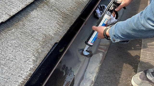 谷板金穴あき　シーリング打ち